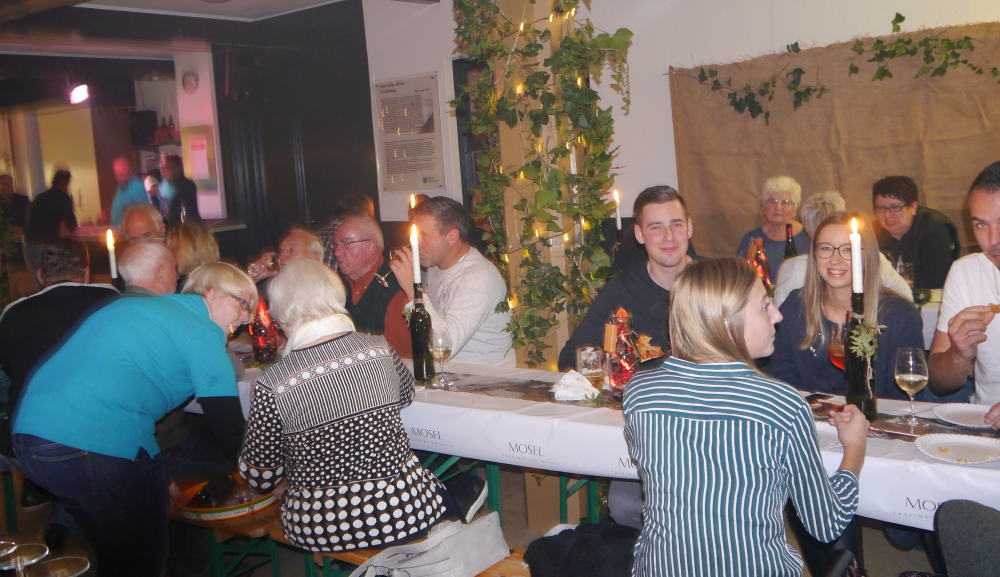 Gäste auf dem Weinfest in Nüst